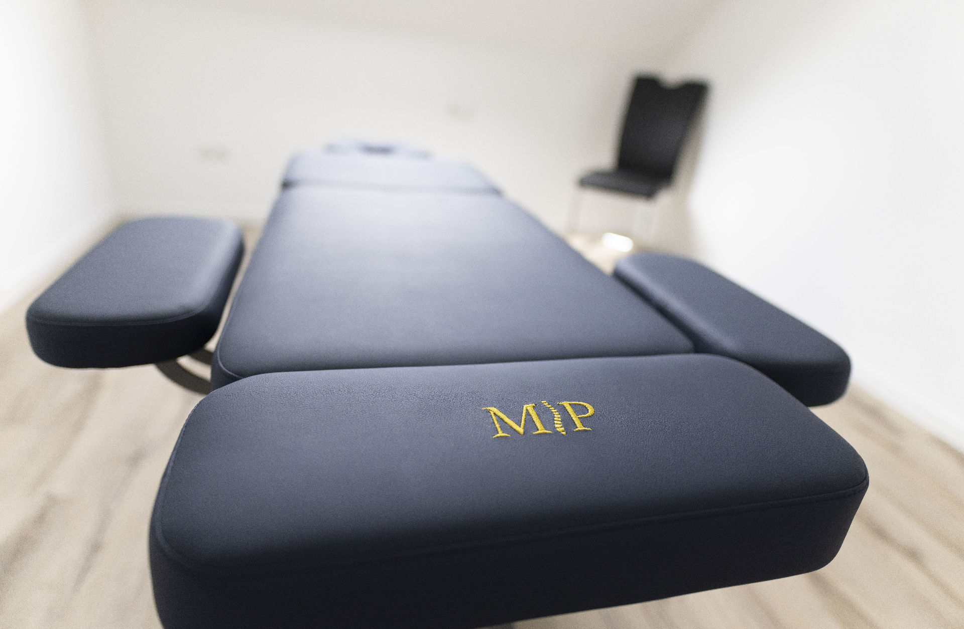 Physiotherapie Pfeiffer – Behandlungsliege mit MP-Stickerei